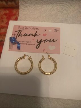 Beautiful NEW Gold 18k Plated Textured Smooth Hoop Earrings 1” inch SMALL  - NWT